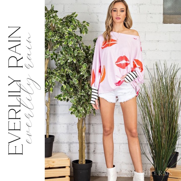 Super Cute Lip Print Top with Thumbholes - Picture 5 of 11